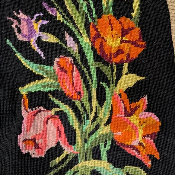 Vintage handcrafted textile art, featuring exquisite Floral hand embroidery - Picture 3 of 14